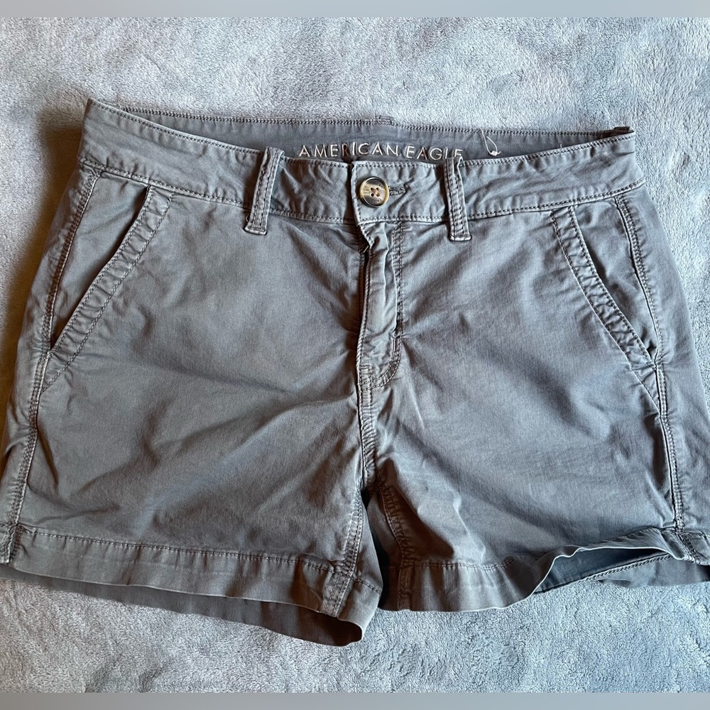 AE Khaki Midi shorts